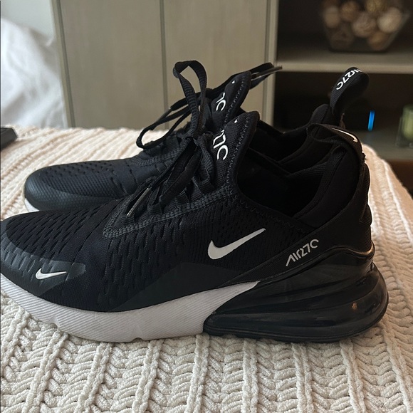 Nike Air Max 270 Black and White Shoes - Picture 3 of 7